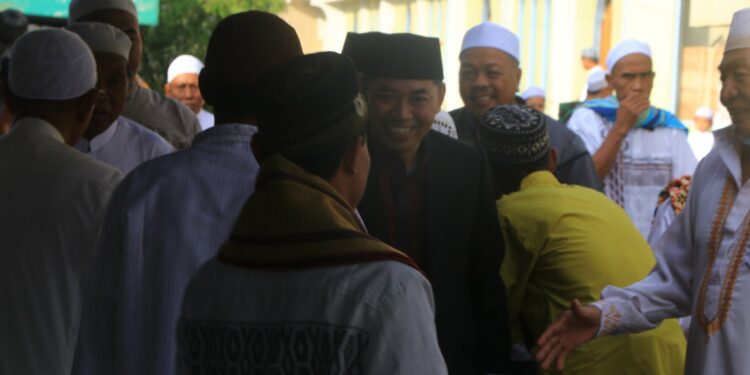 Wakil Bupati Hulu Sungai Selatan (HSS) Syamsuri Arsyad, S.AP, MA bersama masyarakat Daha, khususnya masyarakat Kecamatan Daha Utara, melaksanakan Sholat Idul Adha 1443 Hijriyah di Masjid Jami Ibrahim, Kecamatan Daha Utara. Minggu