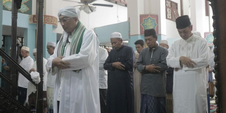 Umat muslim khususnya masyarakat yang tinggal di daerah Amawang dan sekitarnya tampak memadati Masjid Quba, Desa Amawang Kanan, Kecamatan Kandangan, pada Minggu pagi