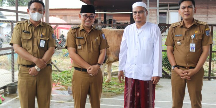 WABUP HSS SERAHKAN HEWAN KURBAN PRIBADINYA UNTUK PONPES AL-MURADIYAH