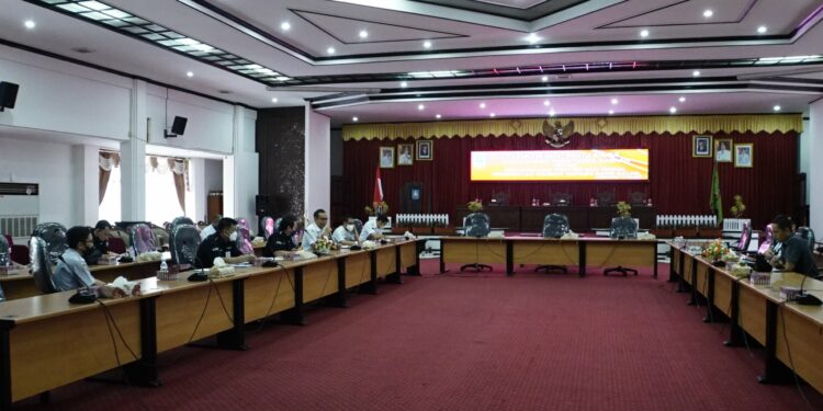 Pemerintah Kabupaten Hulu Sungai Selatan (Pemkab. HSS) bersama Dewan Perwakilan Rakyat Daerah (DPRD) Kab. HSS kembali menggelar Rapat Kerja Panitia Khusus Rancangan Peraturan Daerah Kab. HSS bertempat di Lantai II DPRD Kab. HSS. Selasa(13/07/2022)