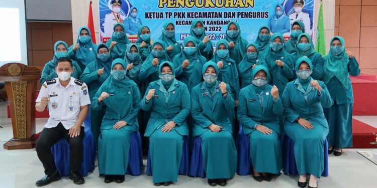 WAKIL KETUA TP PKK HSS HADIRI PENGUKUHAN KETUA DAN PENGURUS PKK KECAMATAN KANDANGAN