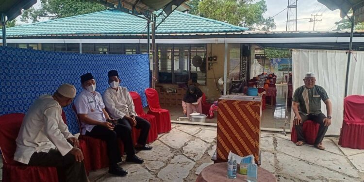 Wakil Bupati HSS Syamsuri Arsyad S.AP MA hadiri Saprah Amal di Mesjid Al Istiqamah Hariti.