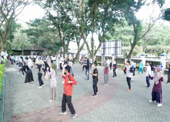 PEMKAB HSS MENGGELAR SENAM DI HALAMAN KANTOR BUPATI HSS