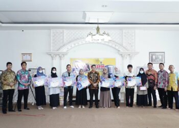 “WABUP HSS SERAHKAN PIALA KEPADA PEMENANG ANNOUNCER CONTEST TAHUN 2022”