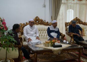 WABUP HSS TERIMA UNDANGAN HAULAN PERTAMA GURU KAPUH