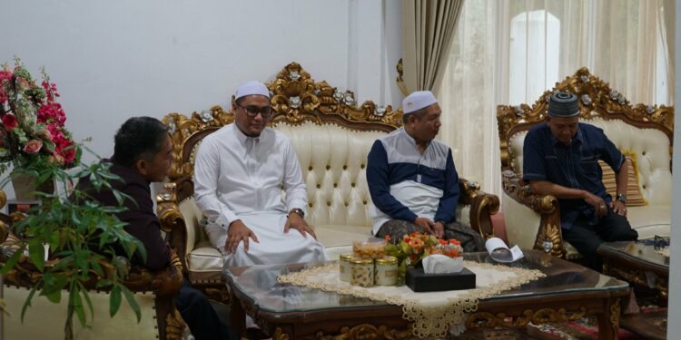 WABUP HSS TERIMA UNDANGAN HAULAN PERTAMA GURU KAPUH