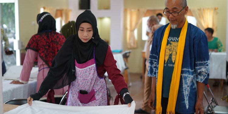 DISNAKERKOP GELAR BIMBINGAN TEKNIS PEMBUATAN KAIN SASIRANGAN PEWARNA ALAM