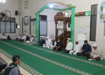 PEMBKAB HSS LAKSANAKAN SHOLAT SUBUH JUM’AT BERKAH BERSAMA MASYARAKAT DESA BAKARUNG