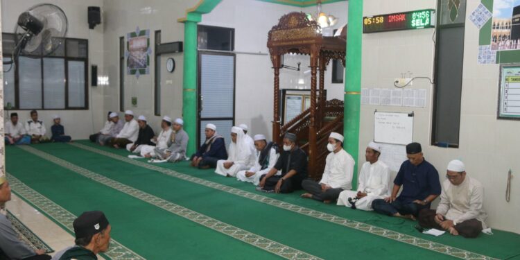 PEMBKAB HSS LAKSANAKAN SHOLAT SUBUH JUM’AT BERKAH BERSAMA MASYARAKAT DESA BAKARUNG
