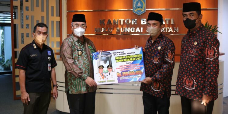 Bupati HSS Serahkan Dana Hibah kepada DHC 45