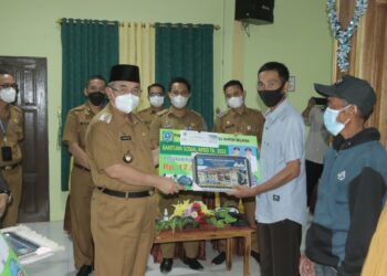 BUPATI HSS KEMBALI SALURKAN BANTUAN SOSIAL UNTUK KECAMATAN SIMPUR DAN KECAMATAN KALUMPANG