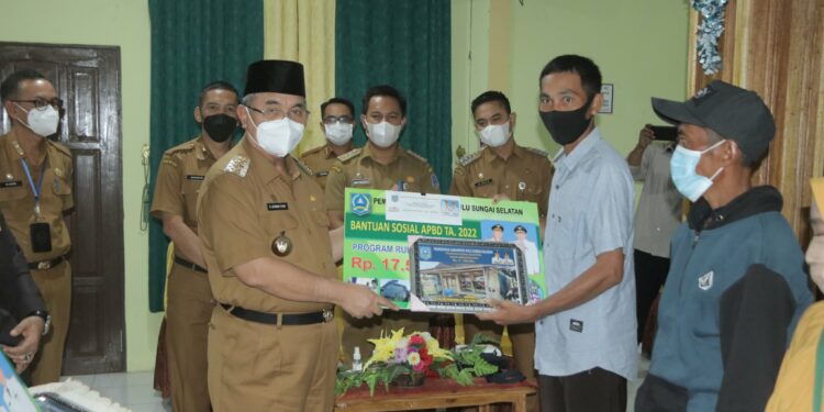 BUPATI HSS KEMBALI SALURKAN BANTUAN SOSIAL UNTUK KECAMATAN SIMPUR DAN KECAMATAN KALUMPANG