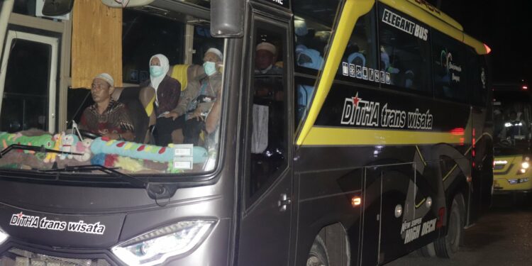 Jamaah Haji Kabupaten Hulu Sungai Selatan tiba Di Bumi Rakyat Mufakat