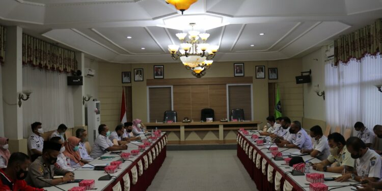 Asisten Pemerintahan dan Kesejahteraan Rakyat Sekretariat Daerah Kab. HSS Pimpin Rapat Persiapan HUT ke-77 Kemerdekaan RI