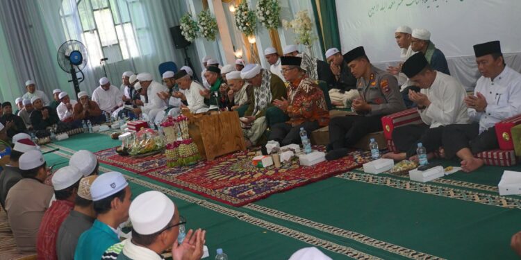 Bupati HSS Menghadiri Peringatan Haul Pertama TGH. Muhammad Riduan Baseri