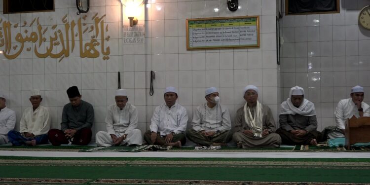 PEMBKAB HSS LAKSANAKAN SHOLAT SUBUH JUM’AT BERKAH BERSAMA MASYARAKAT DI MASJID AL-MINNAH