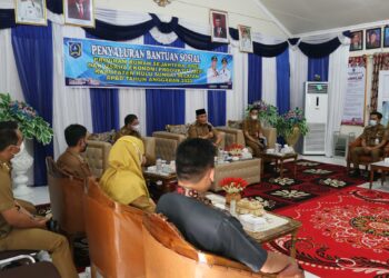Bupati HSS Serahkan Bansos PRS dan UEP untuk Wilayah 3 Daha