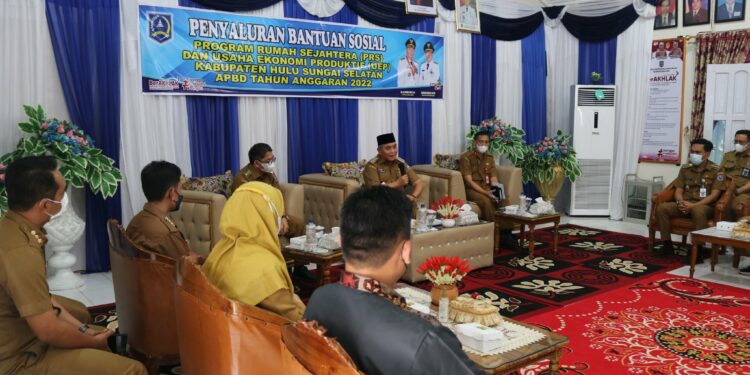 Bupati HSS Serahkan Bansos PRS dan UEP untuk Wilayah 3 Daha
