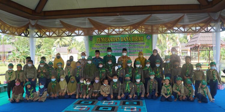 Bupati HSS Serahkan Dana Hibah untuk Menunjang Pendidikan di Kab. HSS