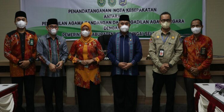 BUPATI HSS LAKSANAKAN PENANDATANGANAN NOTA KESEPAKATAN ANTARA PENGADILAN AGAMA KANDANGAN DAN PENGADILAN AGAMA NEGARA