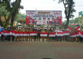 Dalam Rangka Memperingati HUT Ke – 77 Kemerdekaan RI Bupati HSS Menyerahkan Bendera Merah Putih Kepada Camat dan Organisai Se – HSS