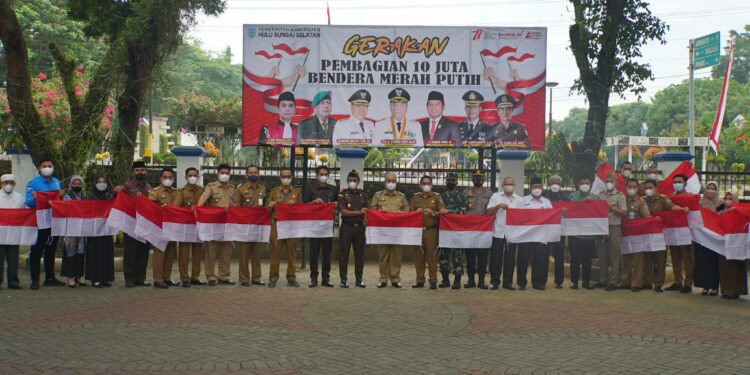 Dalam Rangka Memperingati HUT Ke – 77 Kemerdekaan RI Bupati HSS Menyerahkan Bendera Merah Putih Kepada Camat dan Organisai Se – HSS