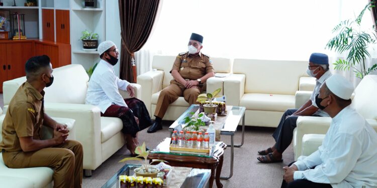 Bupati HSS Drs. H. Achmad Fikry M.AP terima kunjungan Pengurus Mesjid Munawwaratul Hasanah Desa Gumbil, Senin (08/08)