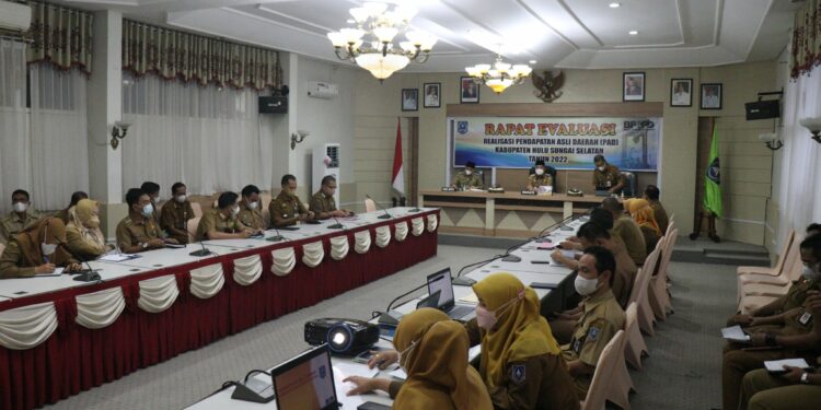 BUPATI HSS PIMPIN RAPAT EVALUASI REALISASI PENDAPATAN ASLI DAERAH