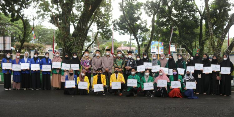 Pemkab HSS Menyerahkan Bantuan Program Beasiswa Pendidikan Tahun 2022