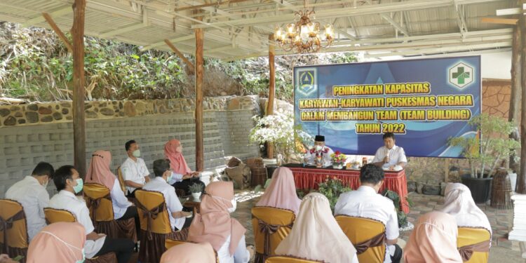 BUPATI HSS BUKA PELATIHAN PENINGKATAN KAPASITAS KARYAWAN & KARYAWATI PUSKESMAS NEGARA DALAM MEMBANGUN TEAM TAHUN 2022