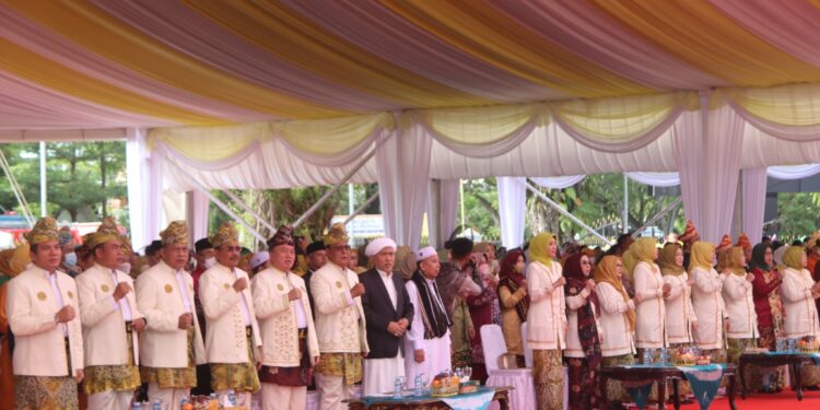 “BATITI ADAT BANUA HARAT, BASULUH IMAN BANUA TARANG”