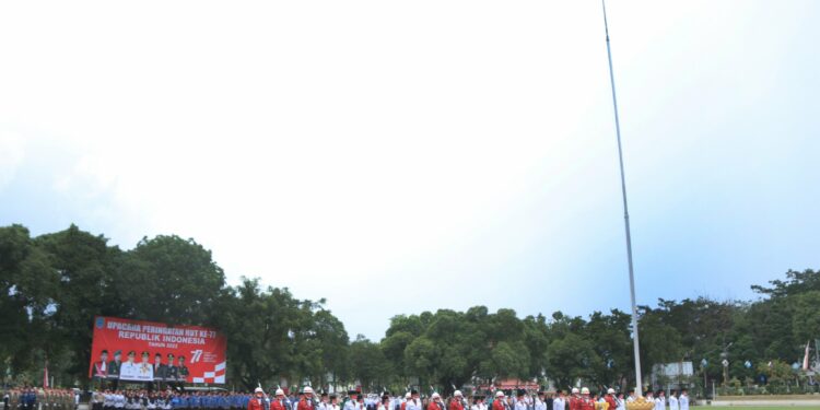 Wabup HSS Menjadi Pembina Upacara Penurunan Bendera HUT RI ke-77