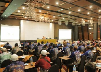 MENJADI NARASUMBER BIMTEK, WABUP HSS MINTA KEPALA DESA SE-KABUPATEN HSS PERKUAT SINERGI DAN KOMUNIKASI