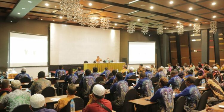 MENJADI NARASUMBER BIMTEK, WABUP HSS MINTA KEPALA DESA SE-KABUPATEN HSS PERKUAT SINERGI DAN KOMUNIKASI