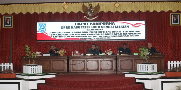 RAPURNA DPRD HSS : SEKDA WAKILI BUPATI BERIKAN TANGGAPAN ATAS PEMANDANGAN UMUM FRAKSI DPRD ATAS RAPERDA PERUBAHAN APBD TA 2022