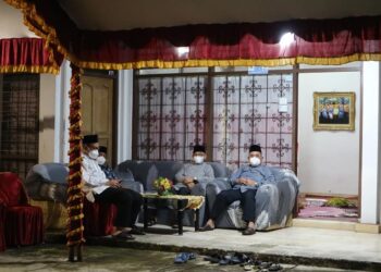 Bupati HSS Bertakziah Ke Rumah Duka Almarhum Drs. H. Asyikin Noor, M. AP bin H. M. Sasi Gaffat