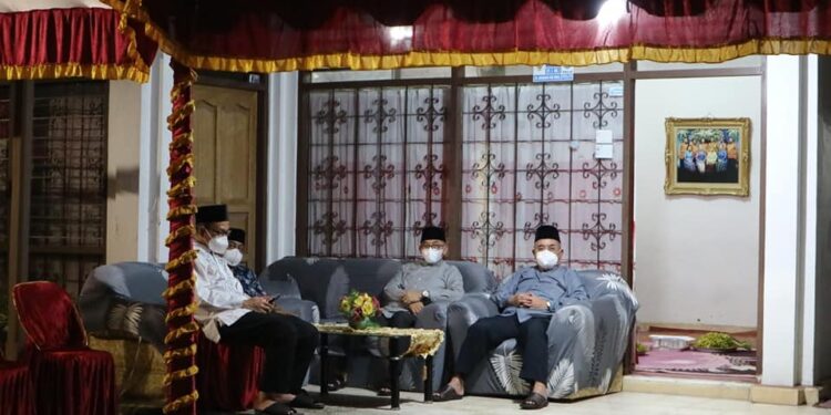 Bupati HSS Bertakziah Ke Rumah Duka Almarhum Drs. H. Asyikin Noor, M. AP bin H. M. Sasi Gaffat