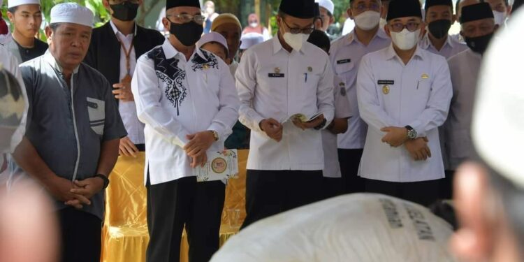 BUPATI HSS HANTARKAN SAHABAT DAN JUGA SEORANG TOKOH DALAM KEMAJUAN BANUA HSS SAMPAI PERISTIRAHATAN TERAKHIR.