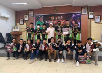 Wabub HSS Serahkan Hadiah Lomba E-Sport