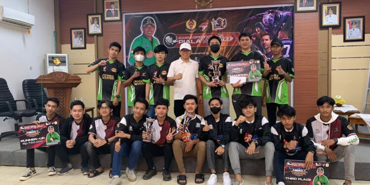 Wabub HSS Serahkan Hadiah Lomba E-Sport