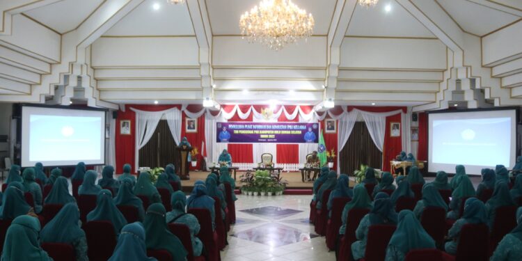 Ketua TP.PKK HSS Membuka Kegiatan Penyuluhan Pusat Informasi dan Konseling (PIK) Keluarga dan Pola Asuh Anak Dalam Keluarga