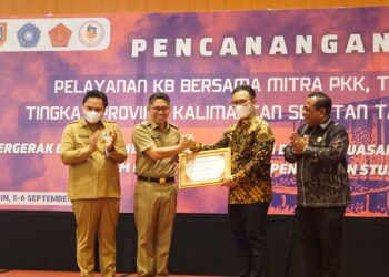 WABUP HSS TERIMA PENGHARGAAN KABUPATEN/KOTA TERBAIK 1 TINGKAT NASIONAL KELOMPOK TARGET PELAYANAN KB