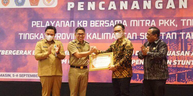 WABUP HSS TERIMA PENGHARGAAN KABUPATEN/KOTA TERBAIK 1 TINGKAT NASIONAL KELOMPOK TARGET PELAYANAN KB