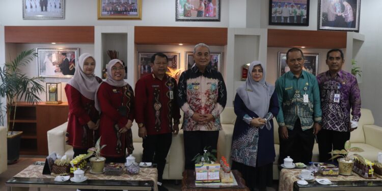 BUPATI HSS TERIMA KUNJUNGAN TIM PEMANTAUAN DAN EVALUASI KINERJA PENYELENGGARAAN PELAYANAN PUBLIK