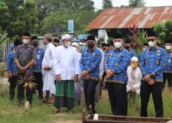 Jajaran Pemkab HSS Hantarkan Almarhum Drs. H. Sasmi Rifani, M.AP ke Tempat Peristirahatan Terakhir