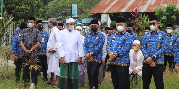 Jajaran Pemkab HSS Hantarkan Almarhum Drs. H. Sasmi Rifani, M.AP ke Tempat Peristirahatan Terakhir