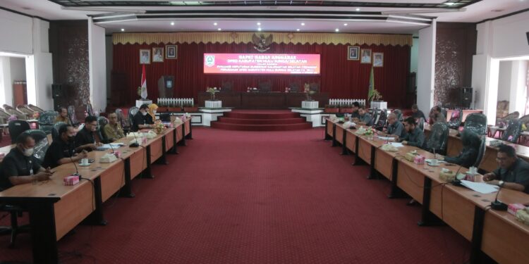 “SEKDA HADIRI RAPAT BANGGAR DPRD KABUPATEN HSS”