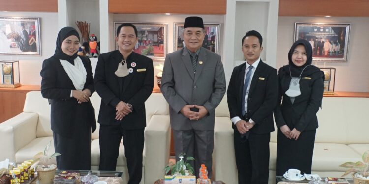 Bupati Hulu Sungai Selatan Drs. H. Achmad Fikry, M.AP menerima audiensi Tim Manajemen Grand Dafam Q Hotel Banjarbaru di ruang kerjanya. Selasa (07/09).