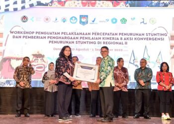 HSS RAIH PENGHARGAAN KINERJA 8 AKSI KONVERGENSI PENURUNAN STUNTING DARI KEMENDAGRI