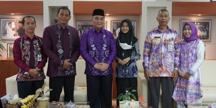 BUPATI HSS LEPAS PELAJAR PELOPOR KESELAMATAN LLAJ HSS MENUJU NASIONAL